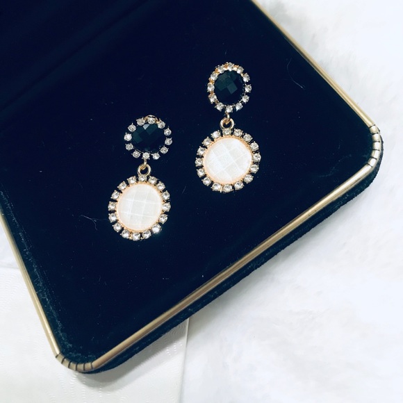 Boutique Jewlery Jewelry - 💕🖤Pretty Shiny Pearly Black•White•Gold Earrings
